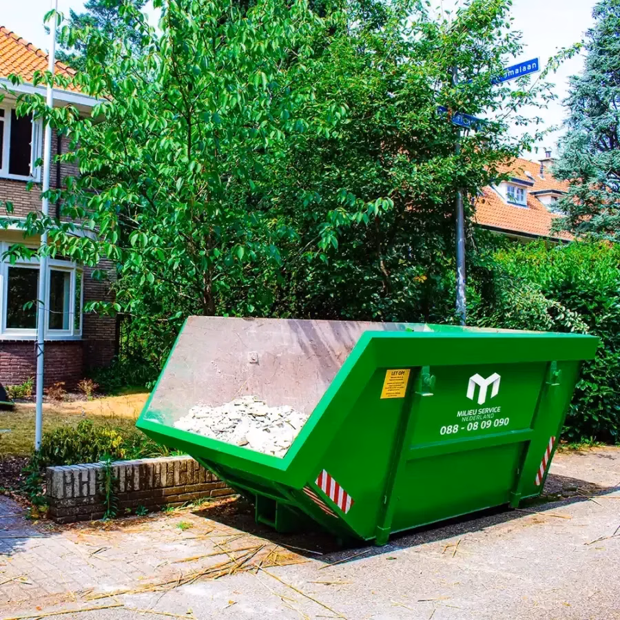 Bouwcontainer voor bouw sloopafval op straat