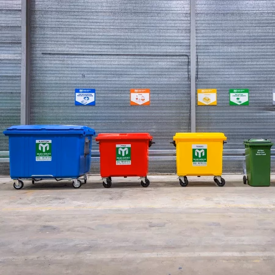 Ruim aanbod van afvalcontainers naast elkaar opgesteld.