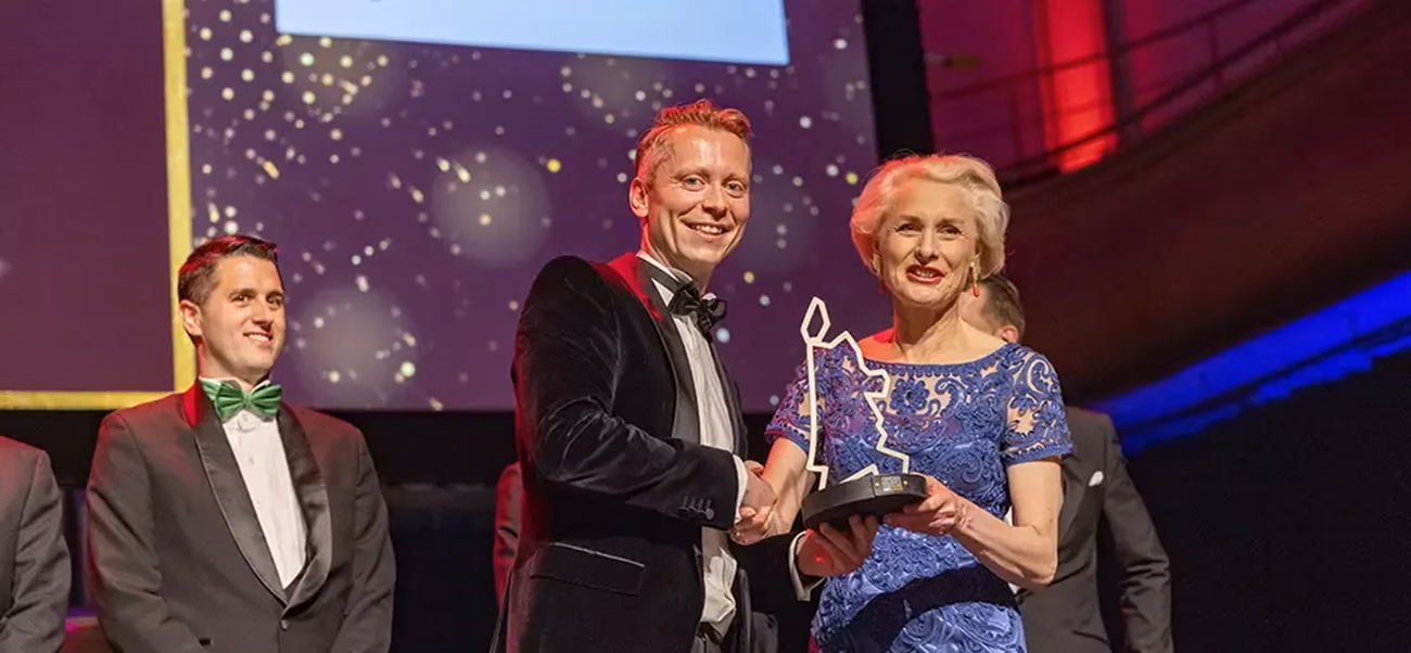 Ondernemingsverkiezing Noord-Holland 2022 - Dennis neemt de trofee in ontvangst