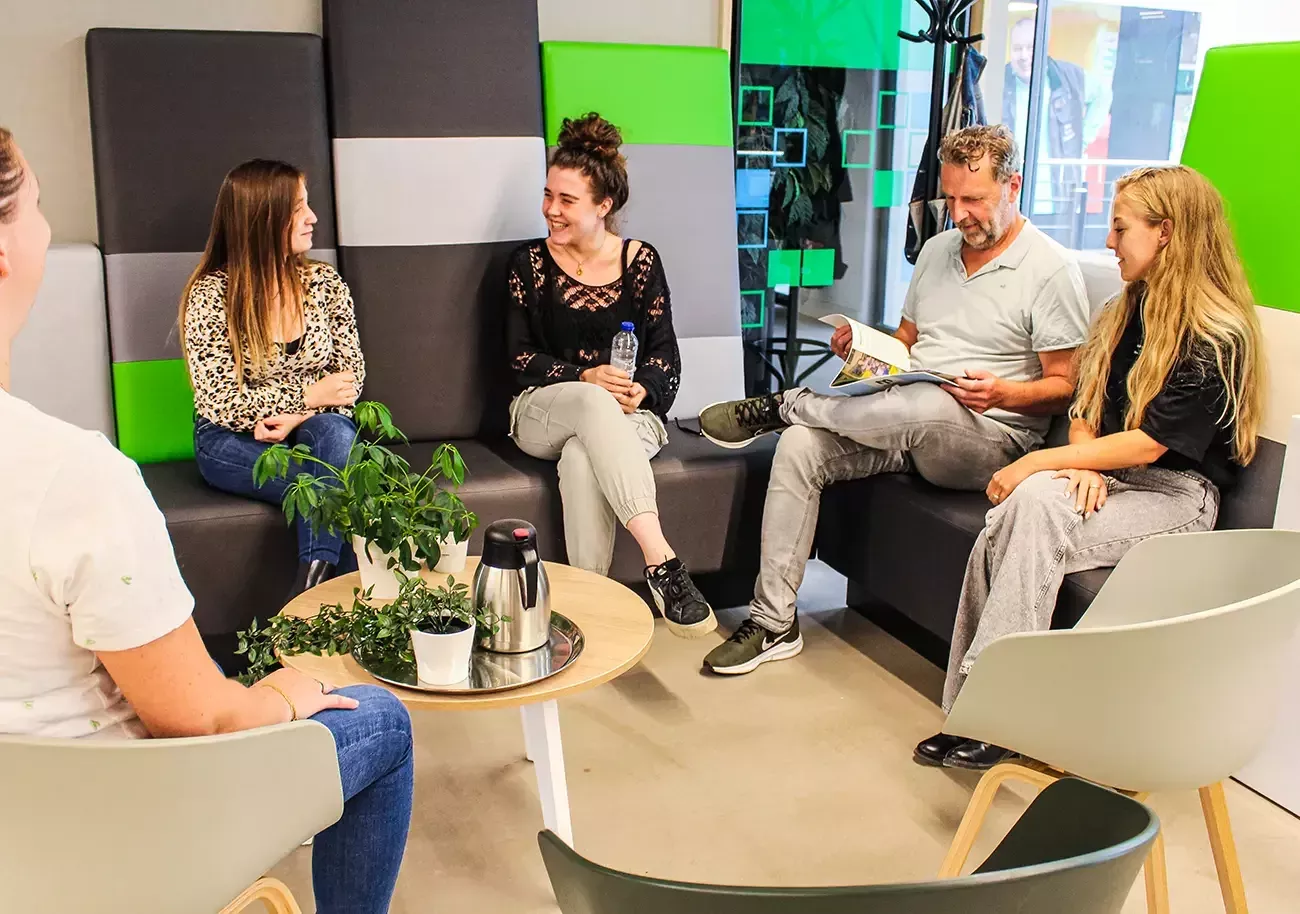 Medewerkers in ruimte