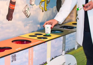 Wegwerpkoffiebeker mag niet meer wat nu terwijl een wegwerpkoffiebeker wordt weggegooid