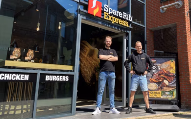 Twee jonge franchisenemers die voor een franchise locatie van SpareRib Express staan.
