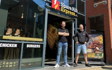 Twee jonge franchisenemers die voor een franchise locatie van SpareRib Express staan.