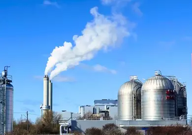 Een afvalverbrandingsinstallatie stoot CO2 uit bij het verbranden van restafval.