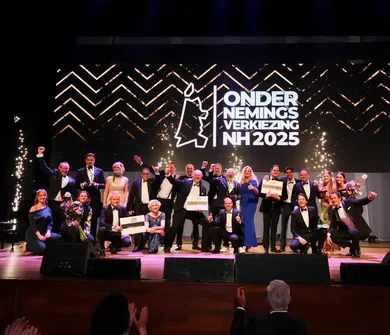 Groep feestende finalisten met hun prijzen tijdens de Ondernemingsverkiezing Noord-Holland - Milieu Service Nederland