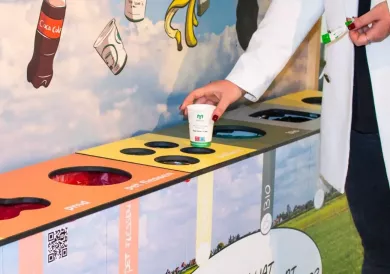 Wegwerpkoffiebeker mag niet meer wat nu terwijl een wegwerpkoffiebeker wordt weggegooid