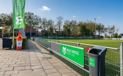 Sponsor borden en afvalbakken op voetbalvereniging