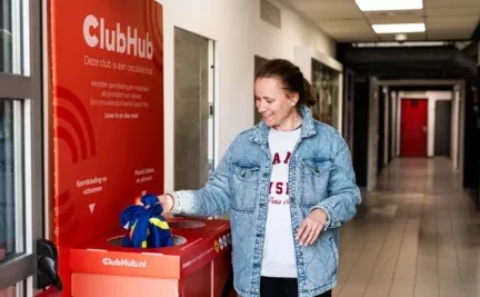 Sportkleding gooien in de clubhub