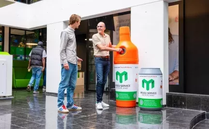 Statiegeldfles weggooien in de Petman