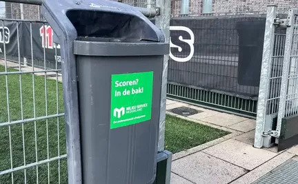 Stickers op afvalbak op sportvereniging