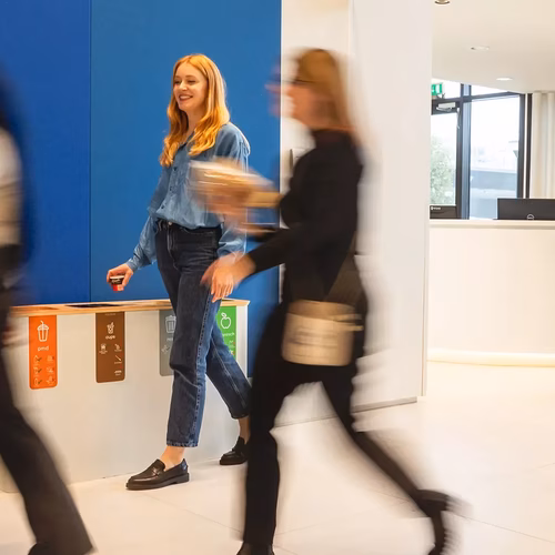 Mac bin afvalscheiding met bewegende mensen