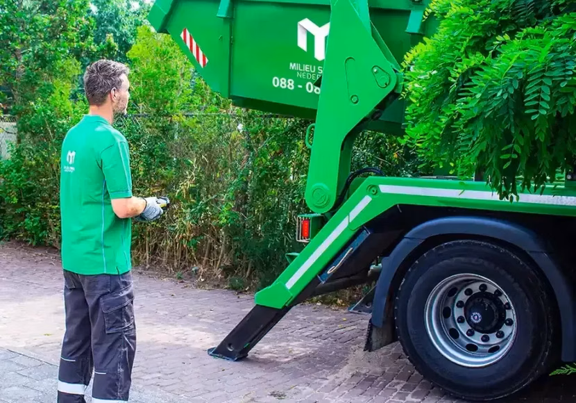Bouwcontainer wordt geplaatst
