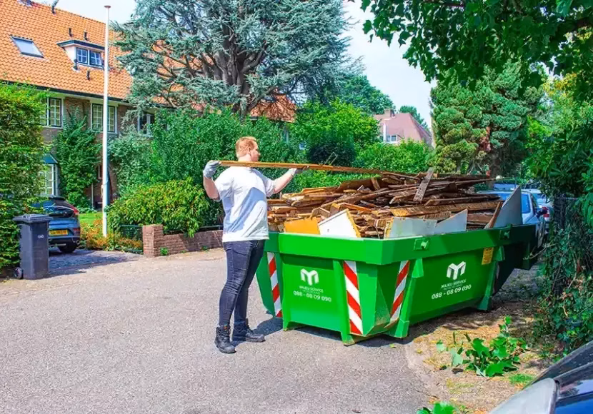 Bouwcontainers wordt gevuld met bouw sloop afval