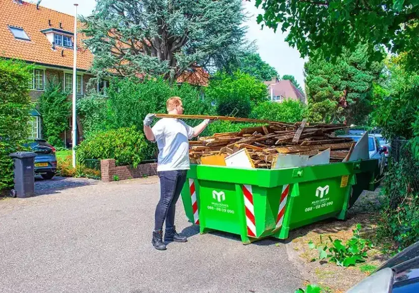 Bouwcontainers gevuld met sloop bouw afval