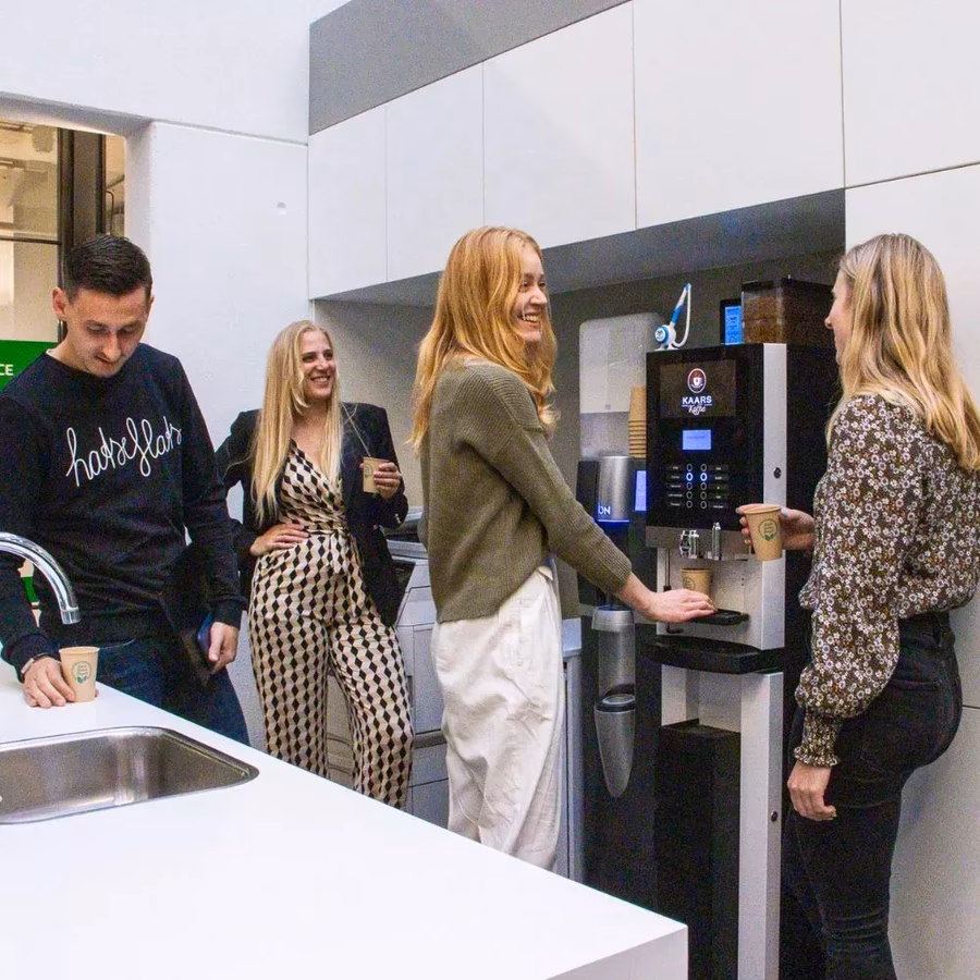 Wegwerp koffiebeker of herbruikbare koffiebeker