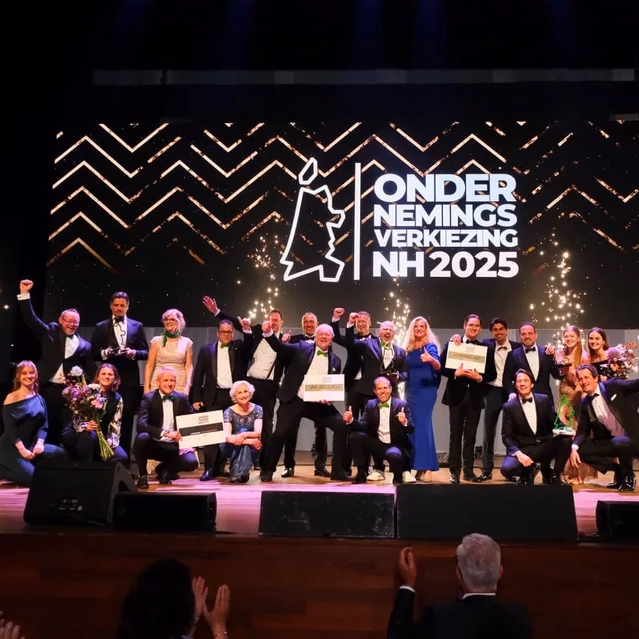 Groep feestende finalisten met hun prijzen tijdens de Ondernemingsverkiezing Noord-Holland - Milieu Service Nederland
