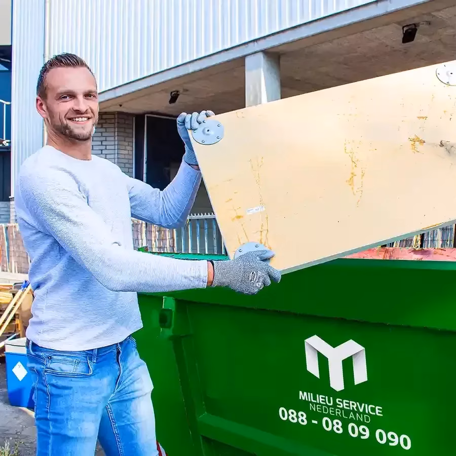 Bouwcontainer die wordt gevuld met bouwafval