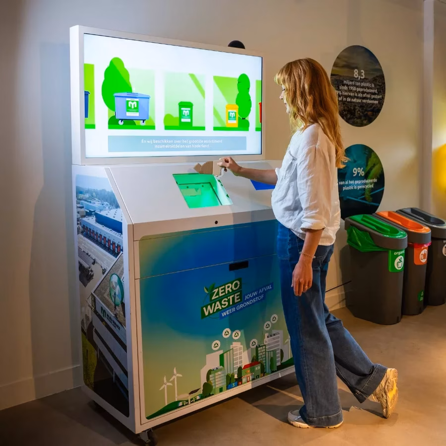 Collega staat bij afvalscheidingsapparaat