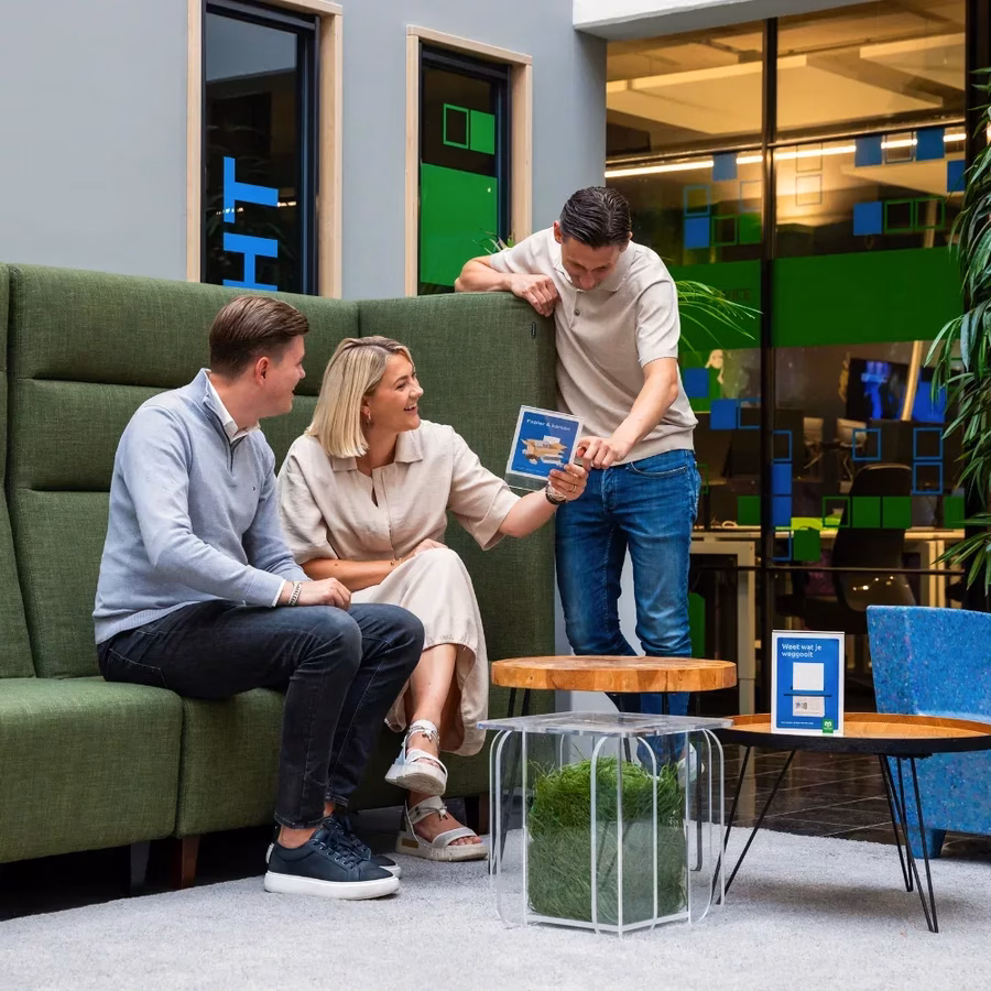 Collega's bespreken de tafelkaarten van de mac bewustwordingscampagne