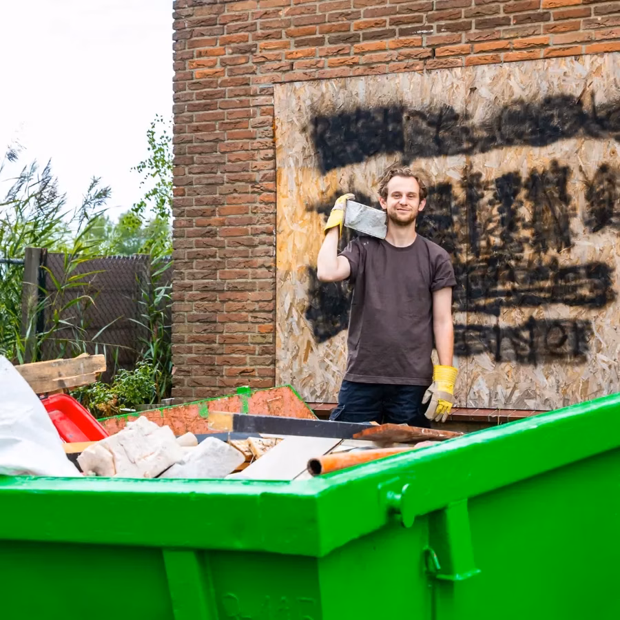 Afzetcontainer in gebruik tijdens een verbouwing