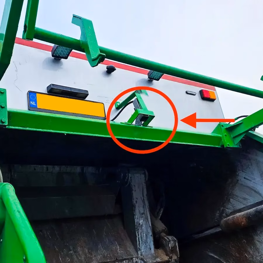 Close up van de SlimScan AI Camera op een kraakperswagen