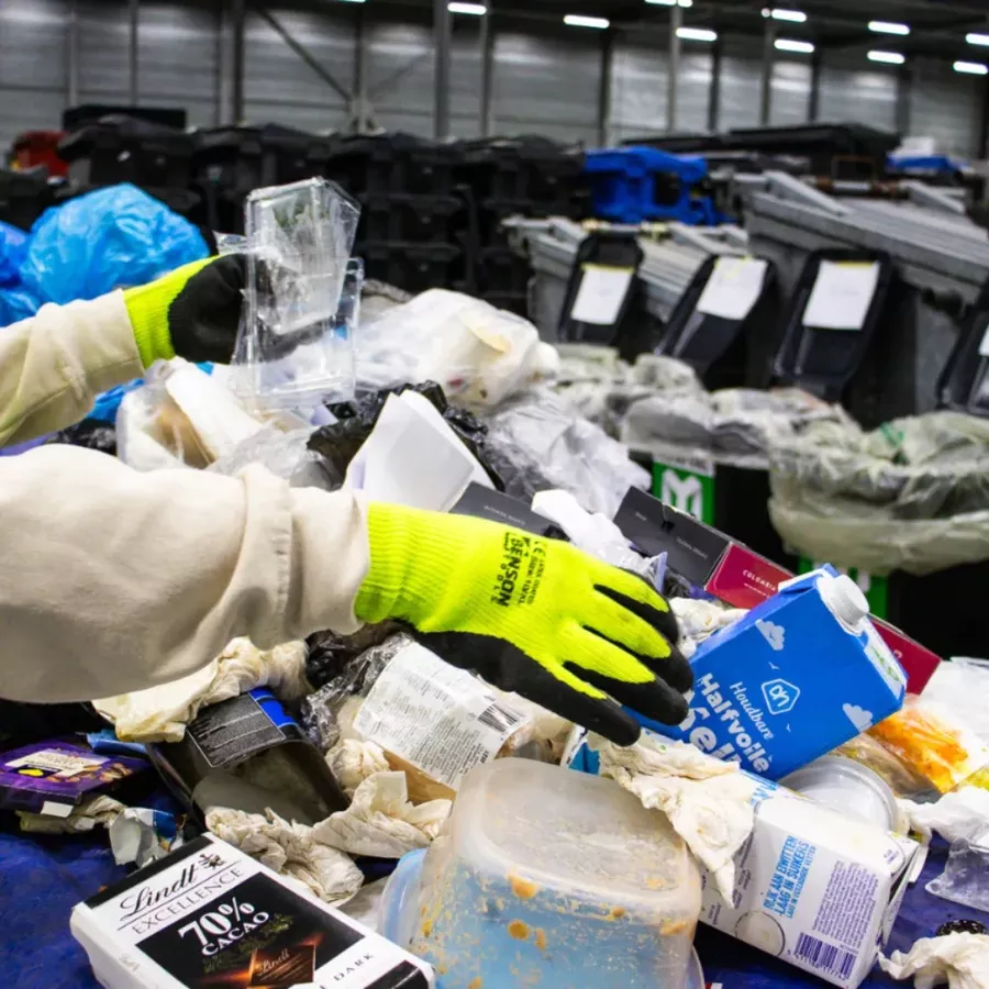 Met de afvalanalyse sorteren we restafval handmatig per afvalstroom