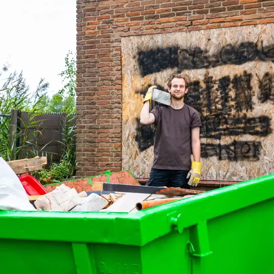 Afzetcontainer in gebruik tijdens een verbouwing