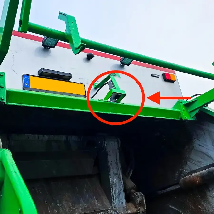 Close up van de SlimScan AI Camera op een kraakperswagen