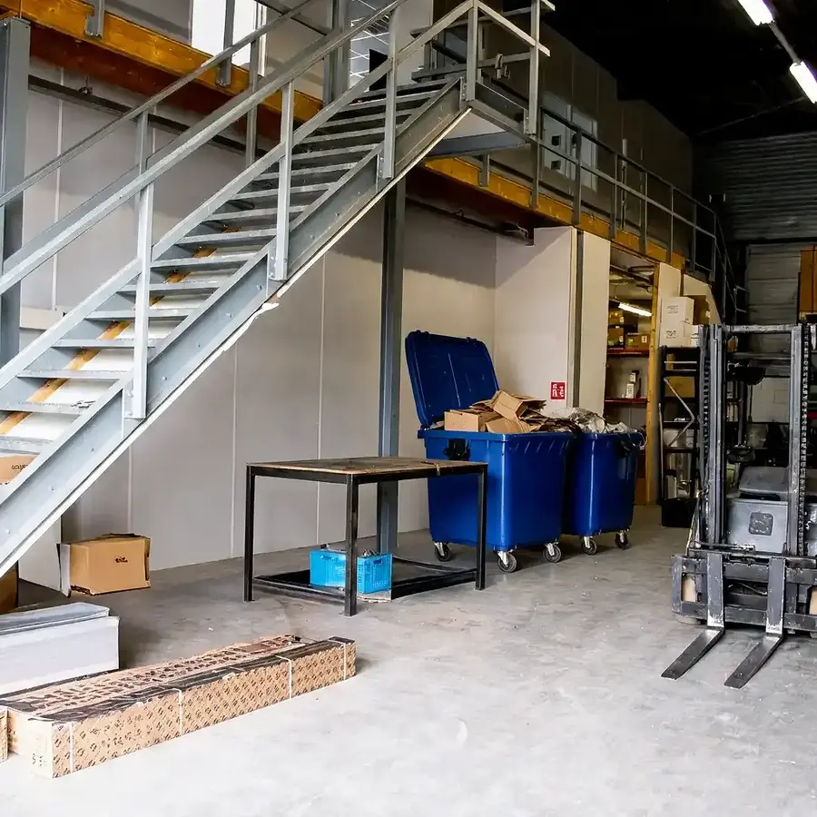 Kantoorpand van Zwollepanelen met milieustraat en voorraad.