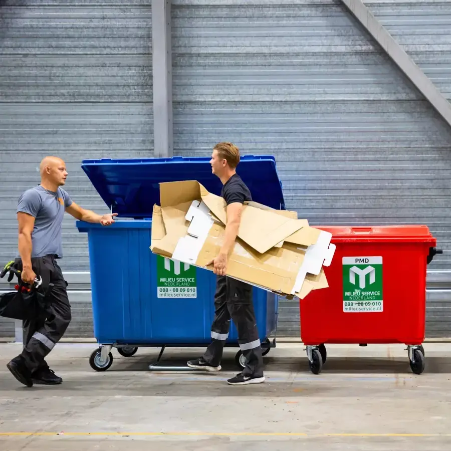 Karton en papier rolcontainer naast elkaar met personen.
