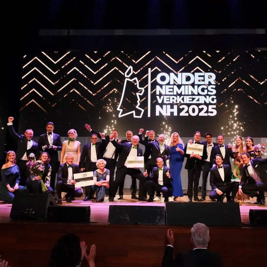 Groep feestende finalisten met hun prijzen tijdens de Ondernemingsverkiezing Noord-Holland - Milieu Service Nederland