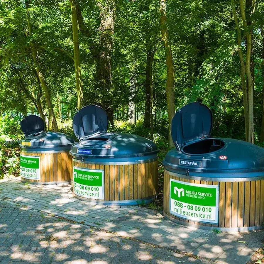 Ondergrondse containers met klep open met verschillende afvalstromen