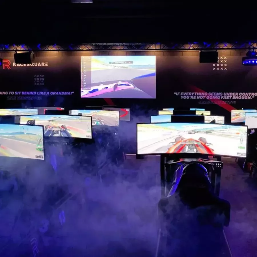 Simracen tijdens de salesweek