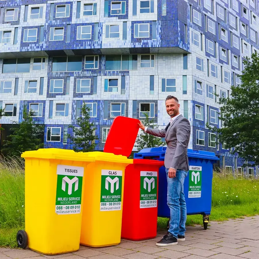 Verschillende glas, pmd en papiercontainers met en accountmanager voor de containers.