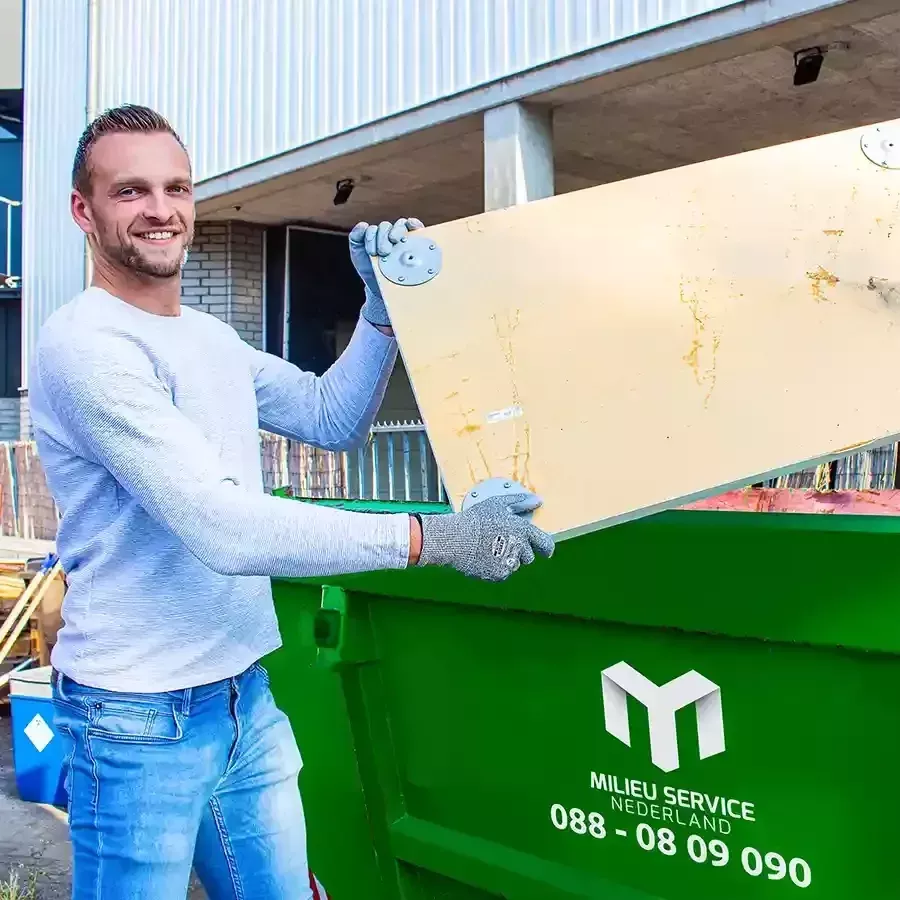 Bouwcontainer die wordt gevuld met bouwafval