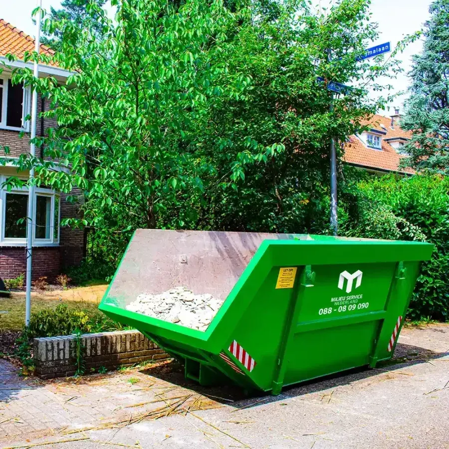 Bouwcontainer voor bouw sloopafval op straat