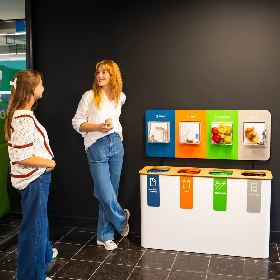 Medewerkers bij waste wall