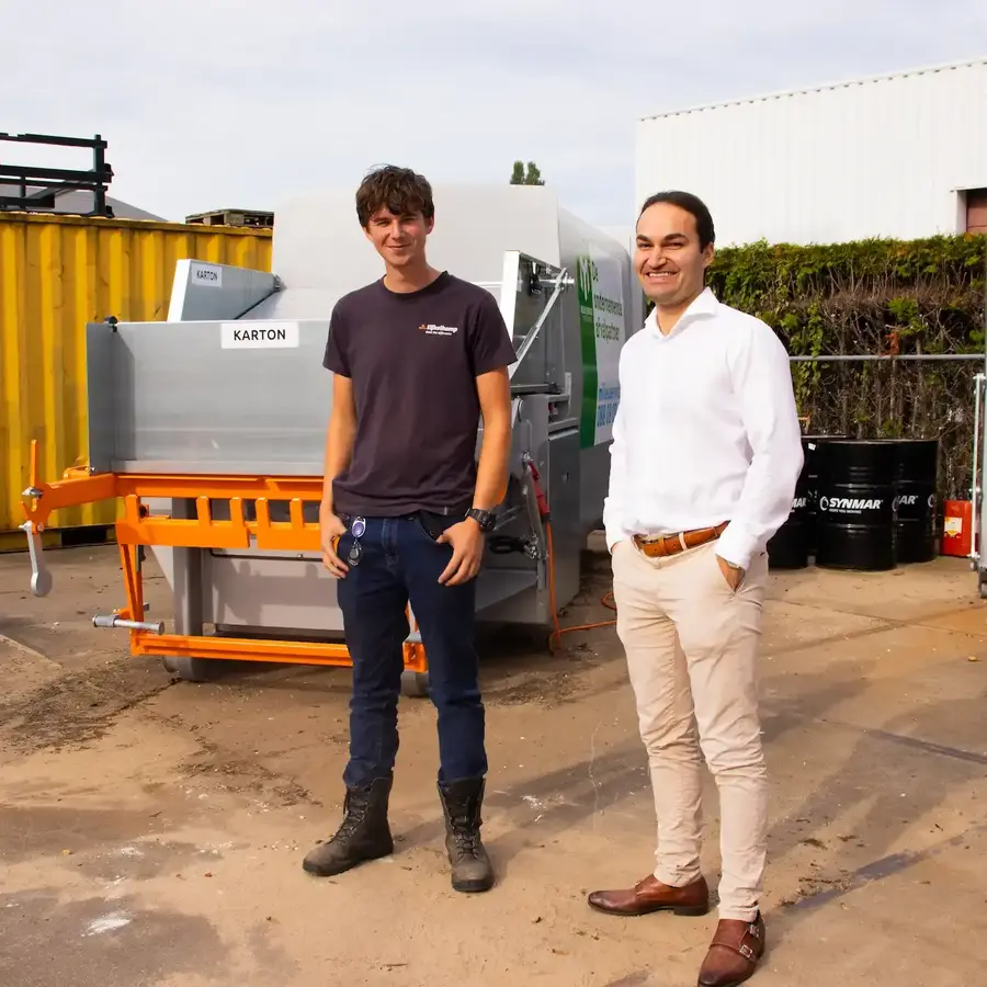 Klant Royal Eijkelkamp en relatiemanager voor perscontainer.