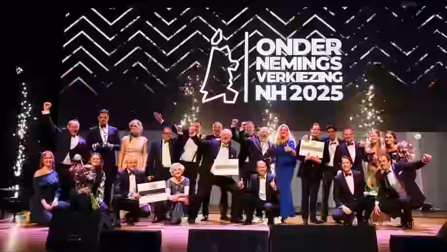 Groep feestende finalisten met hun prijzen tijdens de Ondernemingsverkiezing Noord-Holland - Milieu Service Nederland