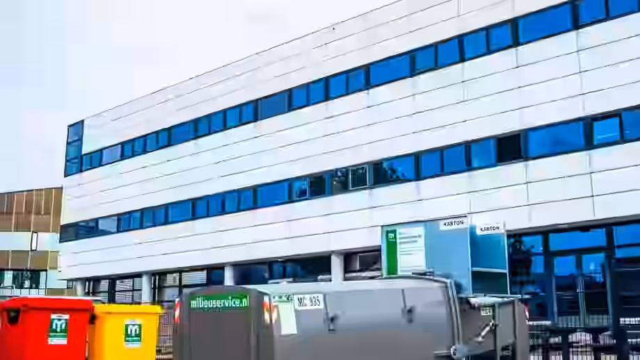 Minipersontainer op parkeerplaats