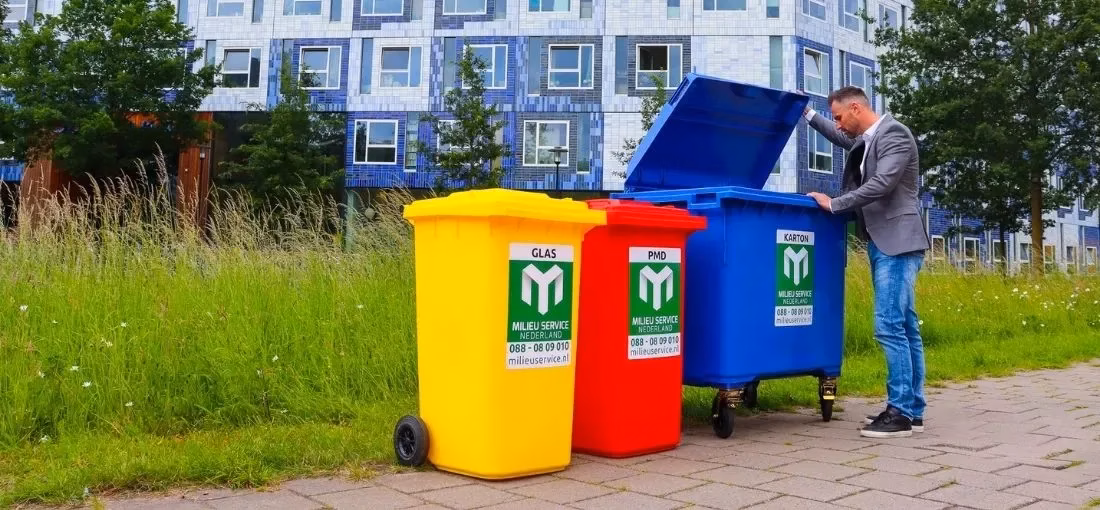 Afval bedrijven inzamelen - accountmanager kijkt in container