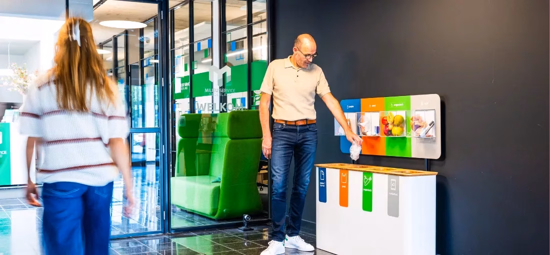 Afval op kantoor gooien in de multi afval container